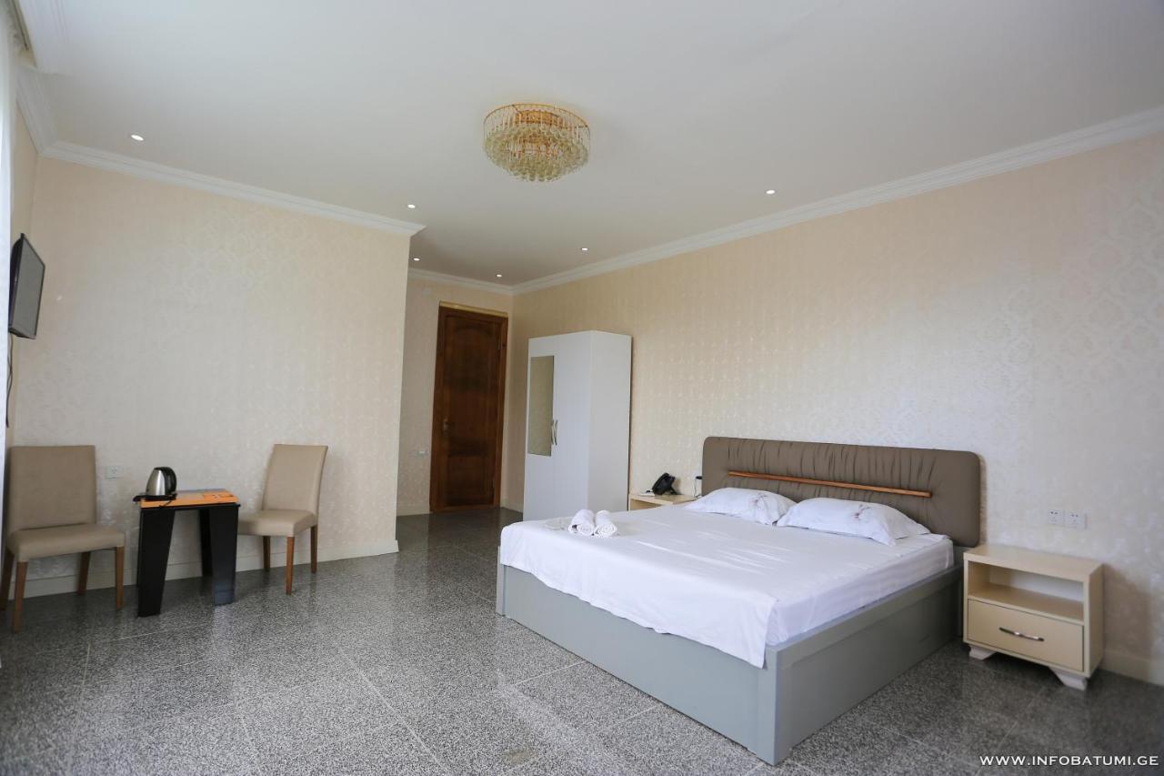 Hotel Carleone Batumi Bagian luar foto