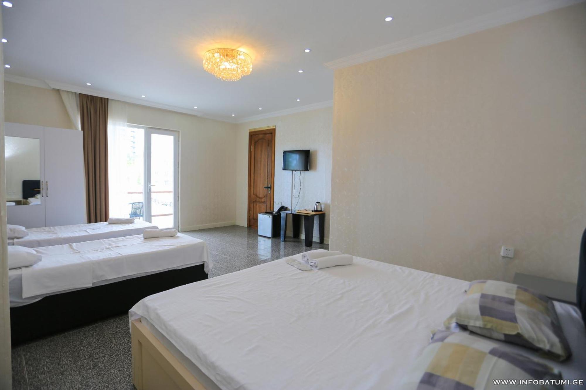 Hotel Carleone Batumi Bagian luar foto